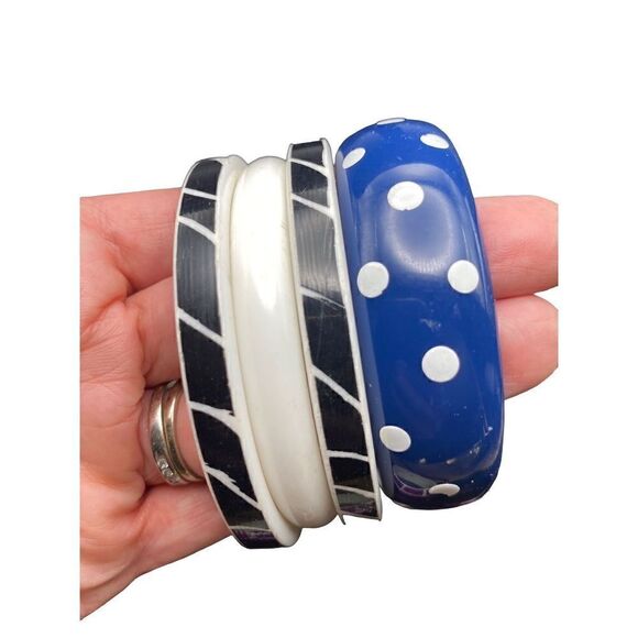 Retro set of 6 plastic acrylic bangle bracelets in black white purple and blue - Picture 3 of 7
